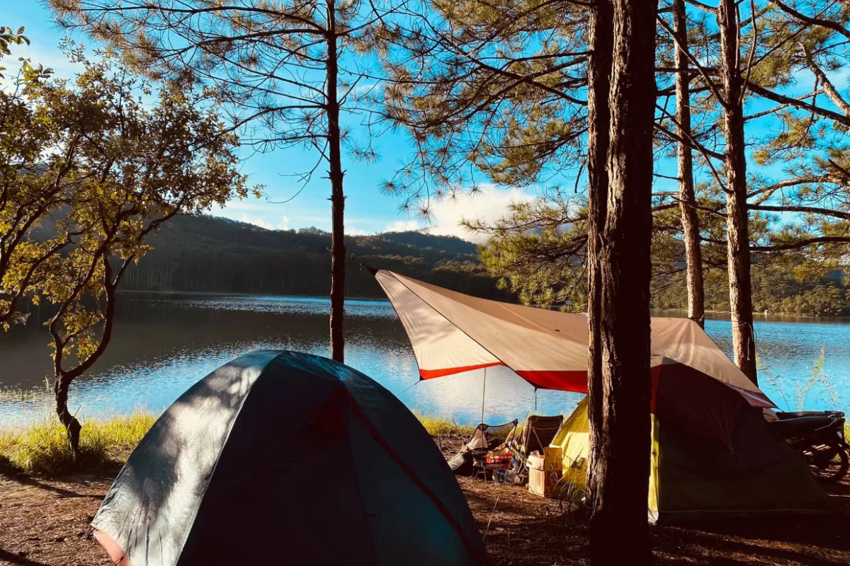 Camp setup beside Tuyen Lam Lake 