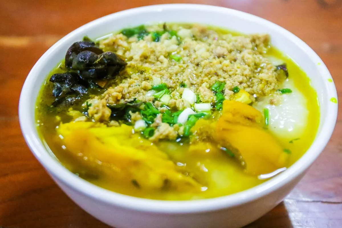 A bowl of traditional Ấu Tẩu porridge